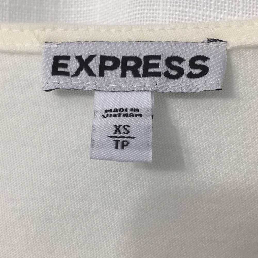 Express Ruffle Blouse - Picture 4 of 5